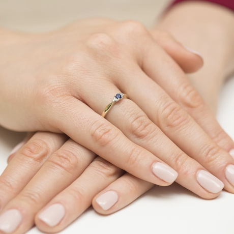 Przejdź do produktu Pierścionek zaręczynowy z żółtego złota z szafirem i diamentami 0,03ct Fire Of Love 