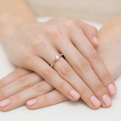Przejdź do produktu Pierścionek zaręczynowy z żółtego złota z diamentami 0,20ct Fire Of Love 