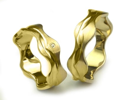 Obrączki ślubne z żółtego złota płaskie z cyrkonią 5mm falowane Infinity I026