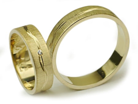 Obrączki ślubne z żółtego złota płaskie z cyrkonią 5mm Infinity  I008
