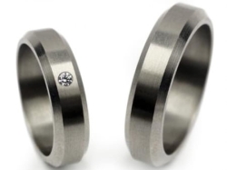 Obrączki ślubne z tytanu fazowane 5mm z cyrkonią Tytanowe T002