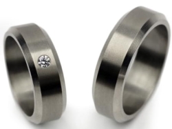 Obrączki ślubne z tytanu fazowane z cyrkonią 6mm Tytanowe T003