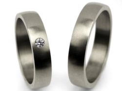Obrączki ślubne z tytanu półokrągłe z cyrkonią 4mm Tytanowe T005