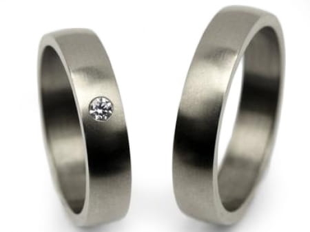 Obrączki ślubne z tytanu półokrągłe z cyrkonią 4mm Tytanowe T005