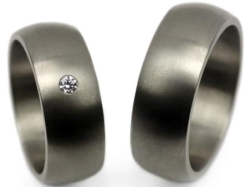 Obrączki ślubne z tytanu półokrągłe z cyrkonią 7mm Tytanowe T008