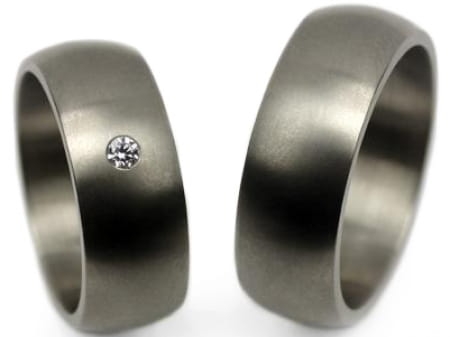 Obrączki ślubne z tytanu półokrągłe z cyrkonią 7mm Tytanowe T008