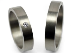 Obrączki ślubne z tytanu płaskie z cyrkonią 4mm Tytanowe T009