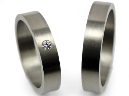 Obrączki ślubne z tytanu płaskie z cyrkonią 4mm Tytanowe T009