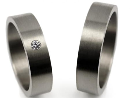 Obrączki ślubne z tytanu płaskie z diamentem 5mm Tytanowe T010