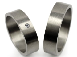 Obrączki ślubne z tytanu płaskie z cyrkonią 6mm Tytanowe T011