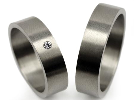 Obrączki ślubne z tytanu płaskie z cyrkonią 6mm Tytanowe T011