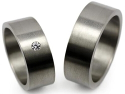 Obrączki ślubne z tytanu płaskie z cyrkonią 7mm Tytanowe T012