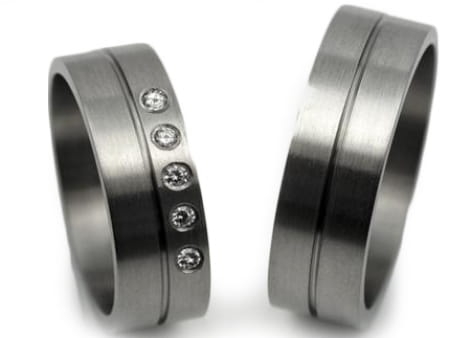 Obrączki ślubne z tytanu płaskie z cyrkoniami 7mm Tytanowe T014