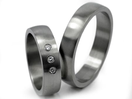 Obrączki ślubne z tytanu półokrągłe z cyrkoniami 5mm Tytanowe T017