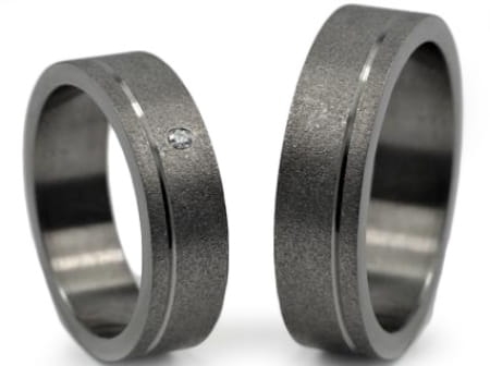 Obrączki ślubne z tytanu płaskie z cyrkonią 6mm Tytanowe T030