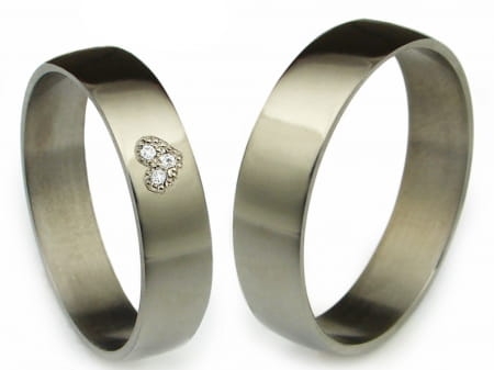 Obrączki ślubne z tytanu półokrągłe z cyrkoniami 5mm serce Tytanowe T038a