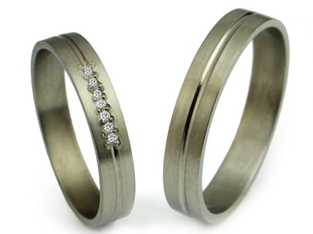 Obrączki ślubne z tytanu płaskie z cyrkoniami 4mm Tytanowe T039